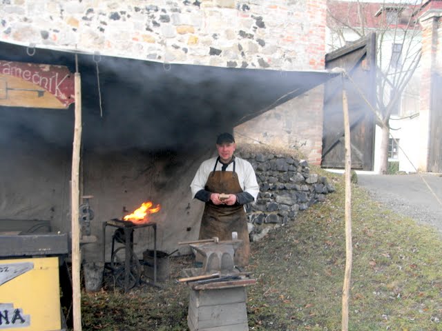 Kovář na advetním trhu na hradě Lipí v České Lípě